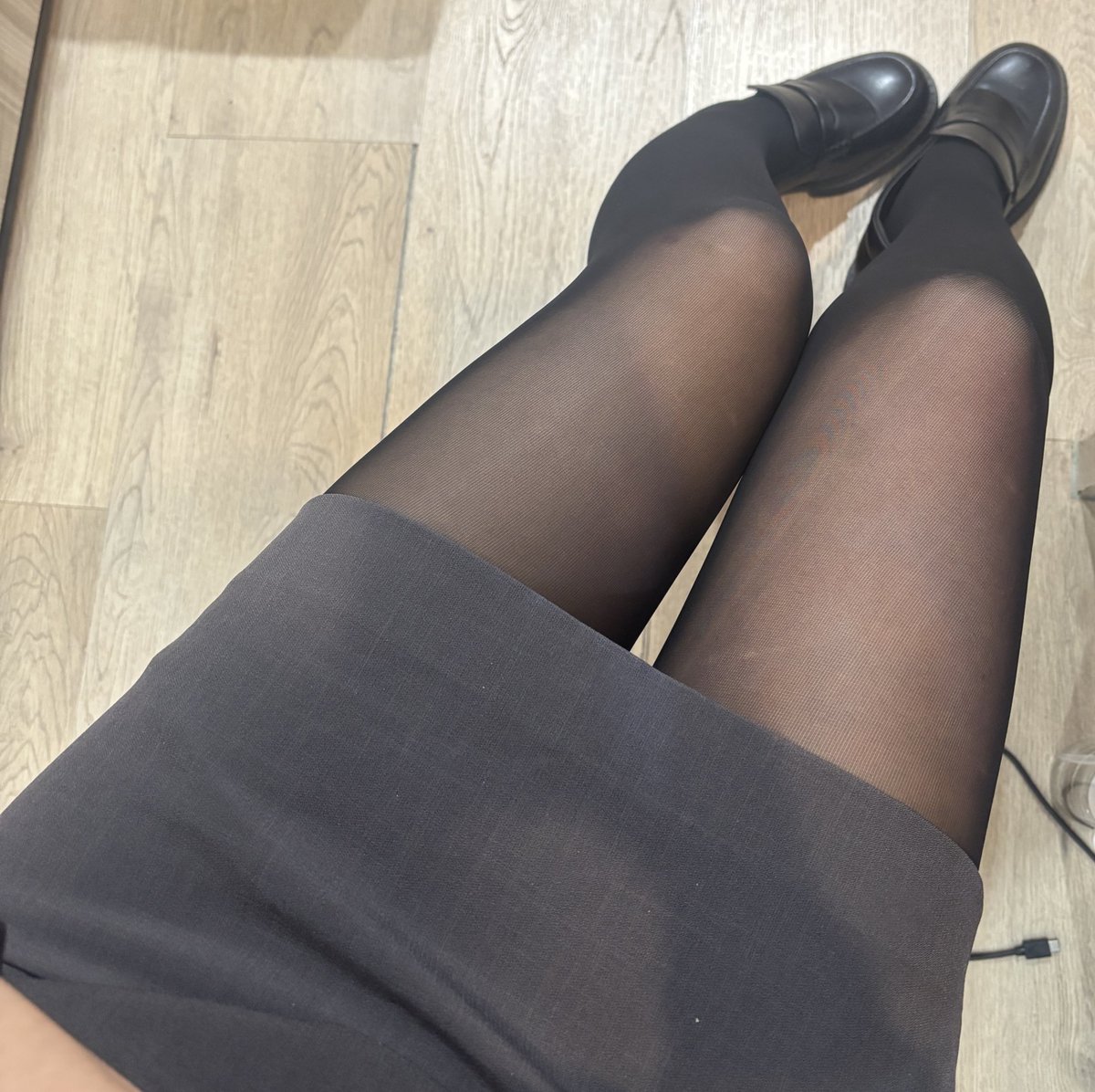 #我是居然派
我居然也是穿黑絲+窄裙的上班族了
好久不見❤️