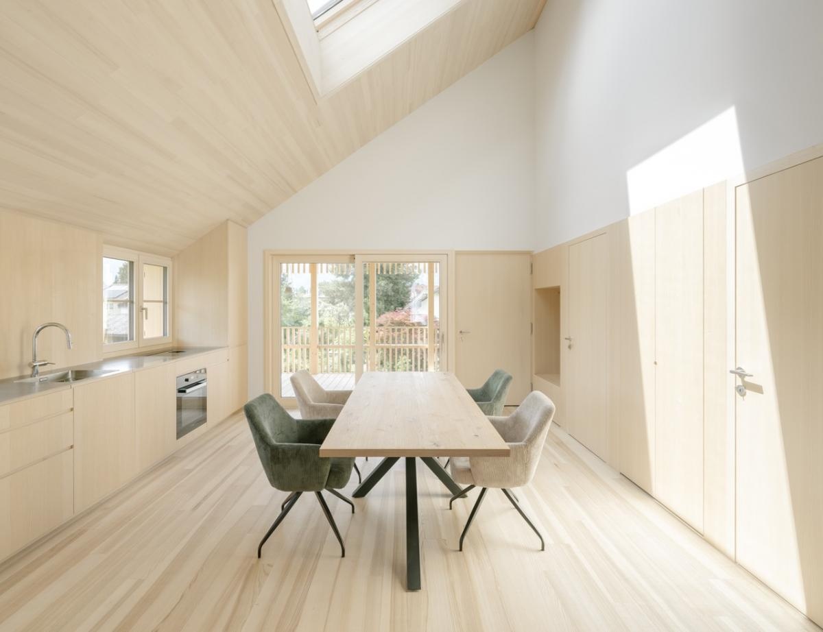 #AustriaBuildingOfTheWeek – In Gisingen, MWArchitekten converted a 1960s single-family house into a two-family home, preserving its character while boosting density and sustainability.
austria-architects.com/de/architektur…

Photos: © Dominic Kummer

#waofficial  #MWArchitekten #LukasPeterMähr