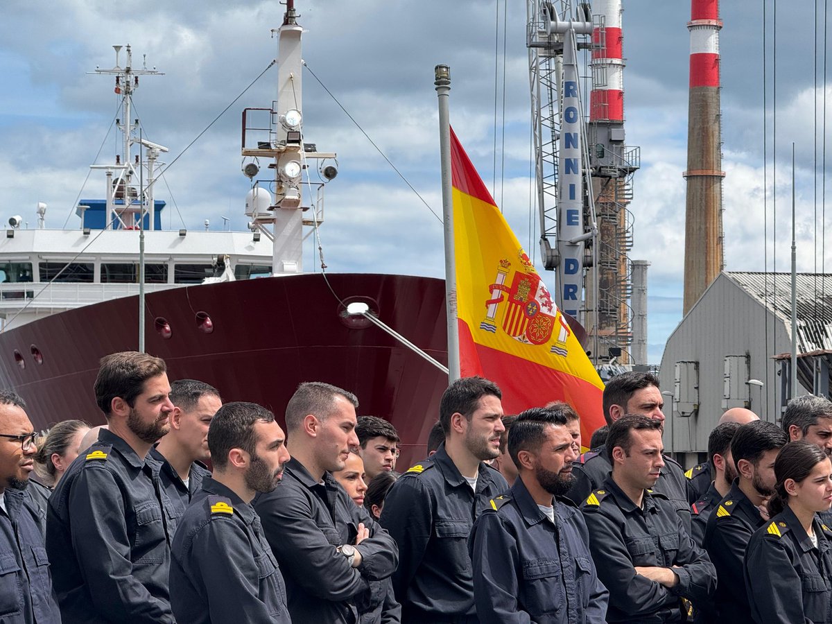 Defensagob's tweet image. “La fiabilidad de España en la OTAN es también y, sobre todo, gracias a ustedes”. 

Robles agradece su trabajo a los 187 integrantes de la fragata &apos;Cristóbal Colón&apos;, que han participado junto a otros países en el ejercicio #FormidableShield 25, entrenándose en defensa antiarérea.