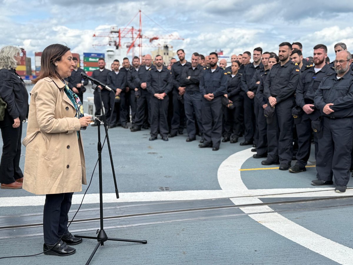 Defensagob's tweet image. “La fiabilidad de España en la OTAN es también y, sobre todo, gracias a ustedes”. 

Robles agradece su trabajo a los 187 integrantes de la fragata &apos;Cristóbal Colón&apos;, que han participado junto a otros países en el ejercicio #FormidableShield 25, entrenándose en defensa antiarérea.
