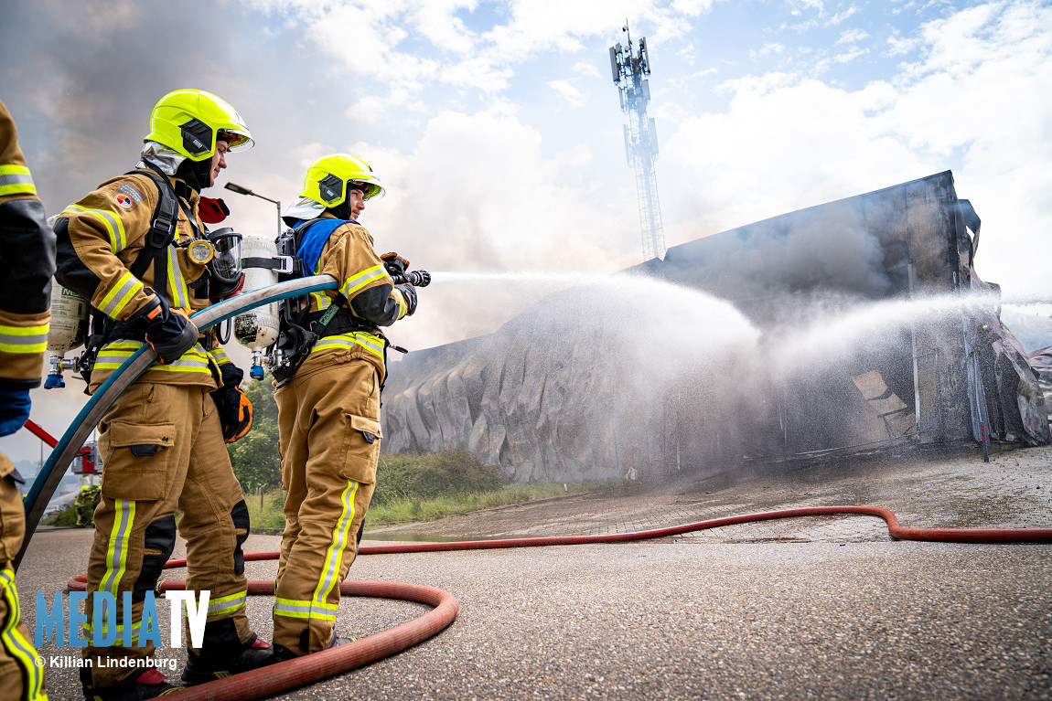 Zeer grote brand verwoest groot bedrijfspand in Hellevoetsluis