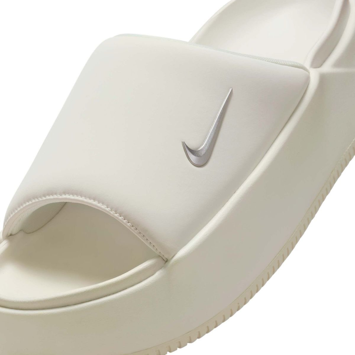 レザーストラップと厚底ソールでアップデートした Nike Calm Elevation