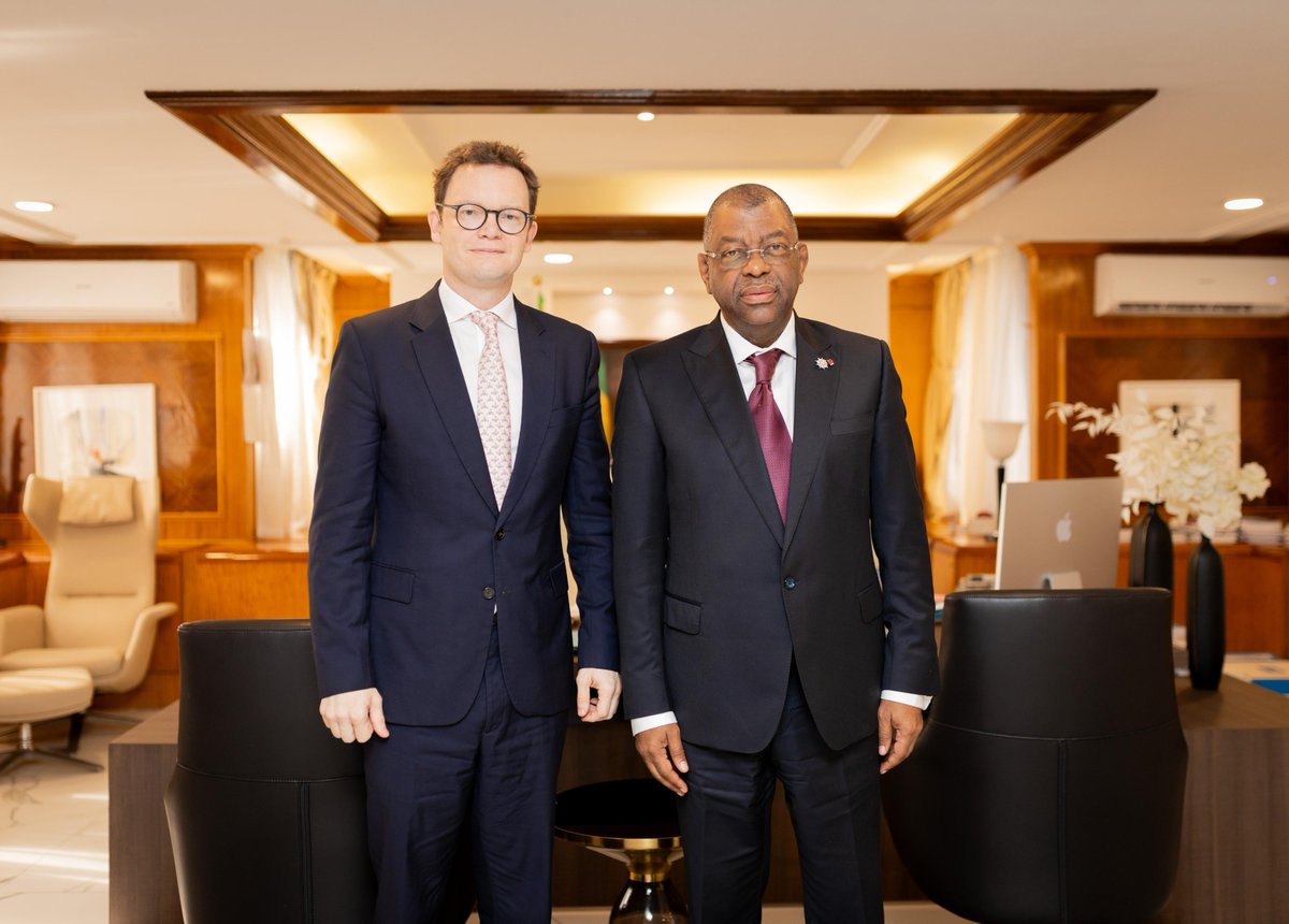 Le VPG Alexandre Barro Chambrier a reçu le Haut-Commissaire UK Simon Day. Au menu : création d'une chambre de commerce 🇬🇧🇬🇦, investissements à venir, et renforcement des liens économiques dans le cadre du Commonwealth. #Gabon #UK #Investissement
