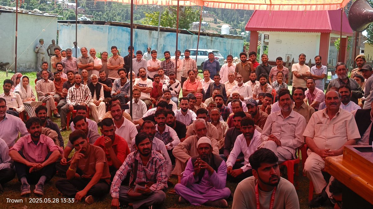 dcdodaofficial's tweet photo. DC #Doda @harvinder_ias led a vibrant PublicDarbar at #Trown Block #Bhalla, addressing public issues, inspecting institutions, and promoting #NashaMuktBharat. Citizens, PRIs &amp; officials joined hands for transparent, grassroots governance.
#GoodGovernance 
#DodaDistrict https://t.co/M1KF9Xfuhk