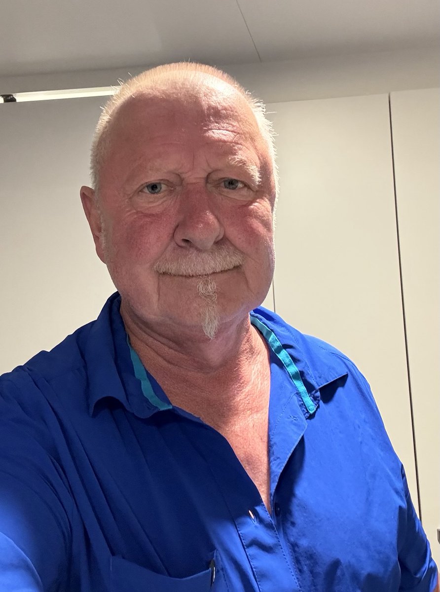 Das blaue Shirt sieht doch gut an mir aus, oder?😍😍😍
That blue shirt looks good on me, doesn't it?😍😍😍