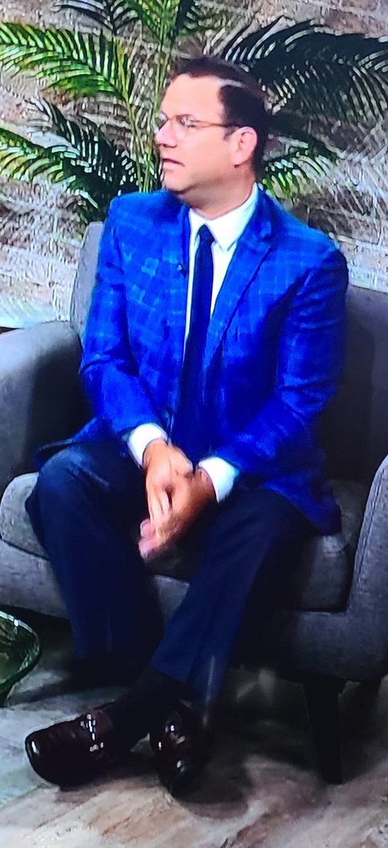 DocVeeS's tweet image. @FOX2News #TheNine @RyanEFox2  come on, suit  jacket 👏🏻 that blue is crisp 👏🏻  #Niceeeeeeee