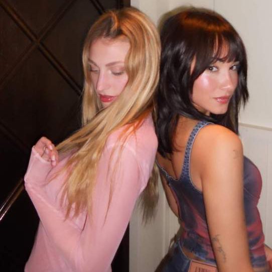 L’última foto que ha penjat l’ <a href="/Aitanax/">AITANA</a> amb la <a href="/akajuuuu/">Julieta</a> i la primera que van penjar juntes. 

Quina il·lusió ens fa! 🥹📸💖
