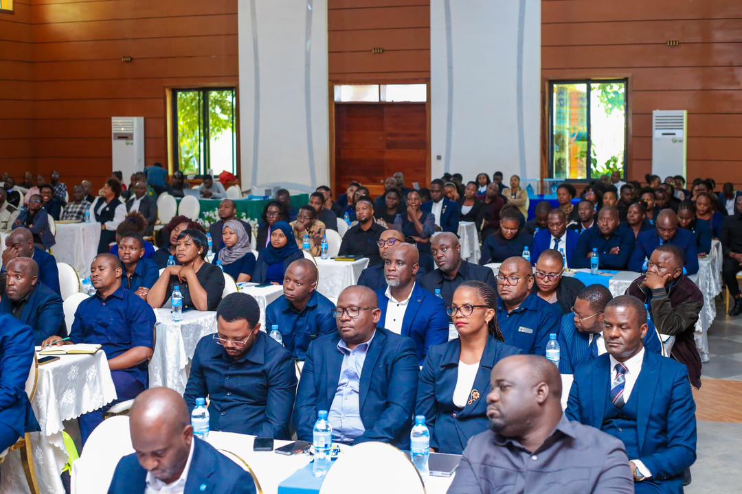Waziri wa Maji Mhe. Jumaa  Aweso (MB) akiongea na wakurugenzi wa huduma kwa wateja wa mamlaka za maji katika kikao kazi jijini Mbeya. Mhe. Aweso akiwa mgeni rasmi katika kikao hicho ameambatana na Katibu Mkuu Wizara ya Maji Mhandisi Mwajuma Waziri, pamoja na viongozi wengine