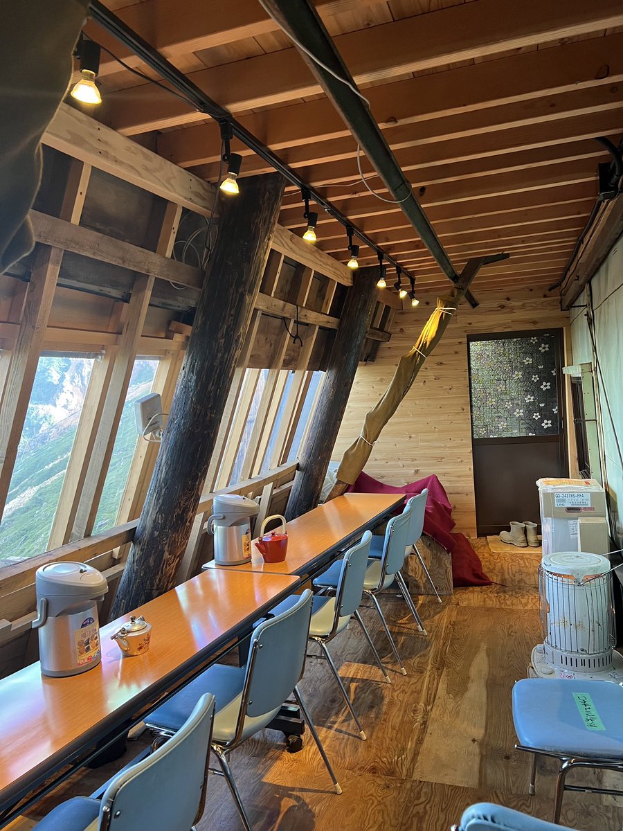 yutakatoratora's tweet photo. 昨年の夏に本沢温泉♨️から東天狗岳、西天狗岳、根石岳、硫黄岳へ登山
根石岳山荘に泊まったんだけど、
cafe & restaurant attaca から根石岳山荘が見えた(📸望遠でやっと)
#あっちから撮った写真とこっちから撮った写真見せて
#根石岳山荘
#attaca https://t.co/DqfSLW2P5K