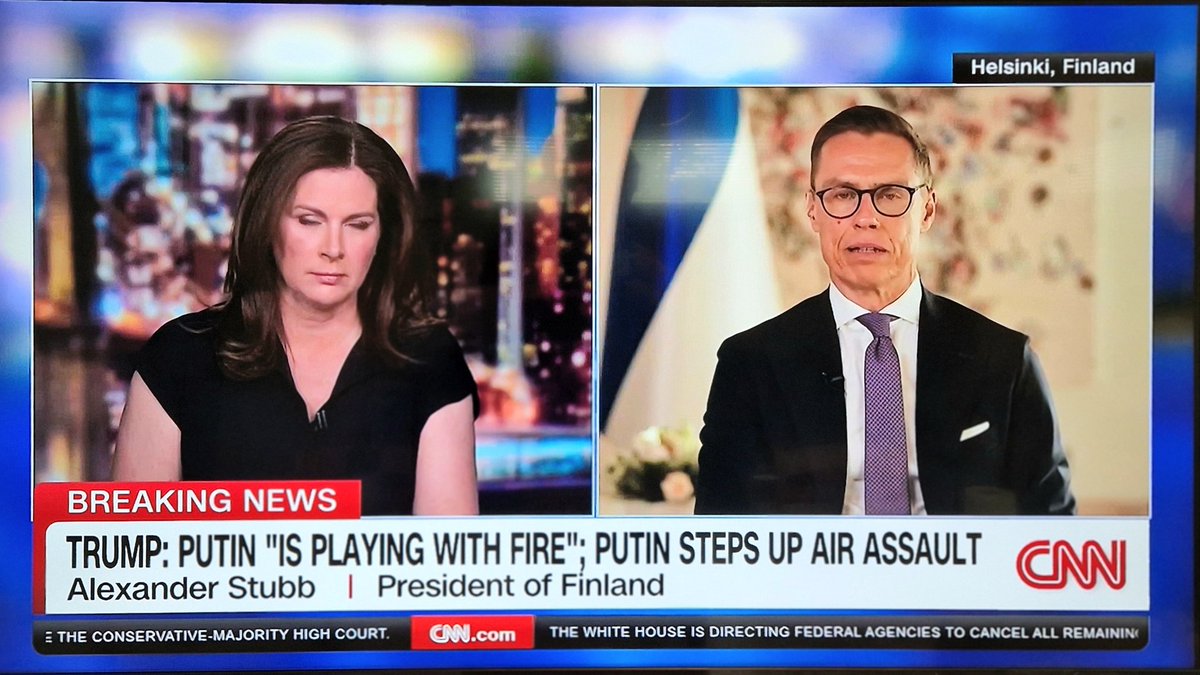 Presidentti Alexander Stubbilta erinomainen esiintyminen CNN:n haastattelussa. Analyyttinen ja rohkea! Hienoa seurata! Suomella on paljon kokoaan suurempi asema kansainvälisessä huippupolitiikassa. Joskaan Venäjä ei ole siitä yhtä iloinen kuin me suomalaiset!