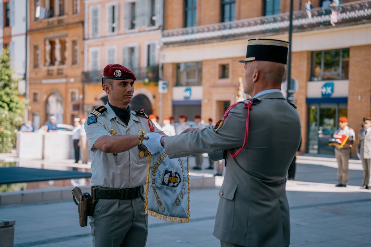 17eRGP's tweet image. #PASSCOM ➡️  La compagnie de commandement et de logistique ouvre le bal des passations de commandement pour cette année 2⃣0⃣2⃣5⃣ !

➡️Après 2⃣ ans à la tête de cette compagnie aux multiples spécialités, le capitaine Marc a transmis le fanion au capitaine Silvan.