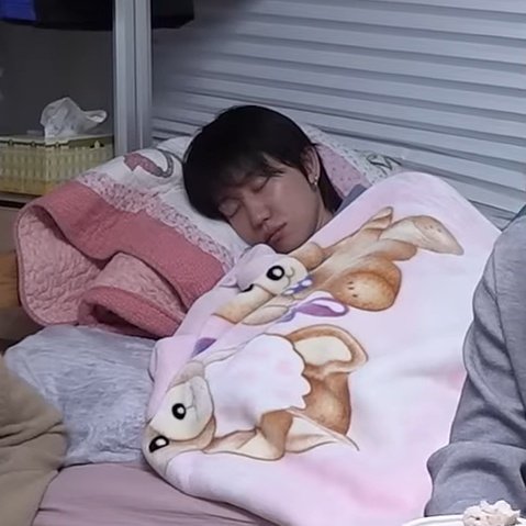 _wonuwo's tweet image. me tuwing family reunion: