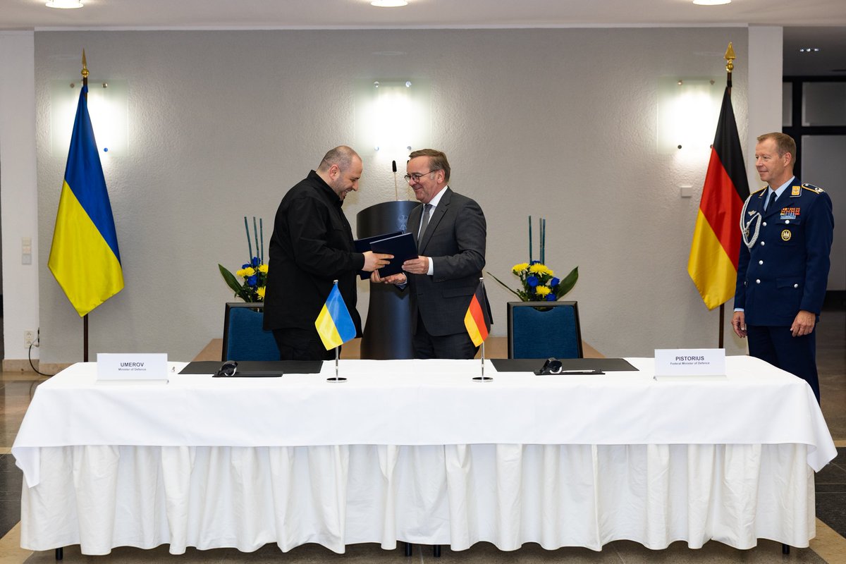 🇩🇪 will provide #Ukraine with a further five billion euro in military support:

✅️ financing of long-range weapons that will be produced in 🇺🇦
✅️ air-defence systems, arms and ammunition
✅️ support for sustainability &amp; command and control capability
✅️ medical support 1/2