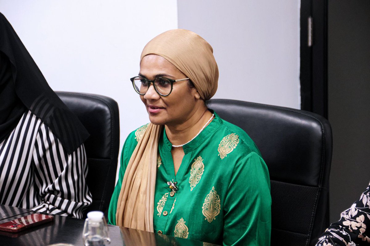 ފުވައްމުލައް ސިޓީއަށް މިހާރު ކުރައްވަމުންގެންދަވާ ދަތުރުފުޅުގައި ، ވަޒީރު ޑރ. މަރްޔަމް މާރިޔާ އެ  އެރަށުގެ ކައުންސިލާއި ބައްދަލުކުރައްވައިފި.
މި ބައްދަލުވުމުގައި  ފުވައްމުލައް ސިޓީގެ ދަނޑުވެރިކަމުގައި ދިމާވާ ތަފަތު ގޮންޖެހުންތައް ވަނީ ވަޒީރާއި ހިއްސާ ކުރައްވާފަ. އެގޮތުން