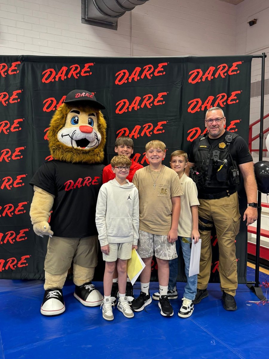 All Monticello Elementary fifth graders had an opportunity to complete the D.A.R.E. (Drug Abuse Resistance Education) program, led by SRO Tommy Spencer.

www3.wayne.kyschools.us/view-all-news/…