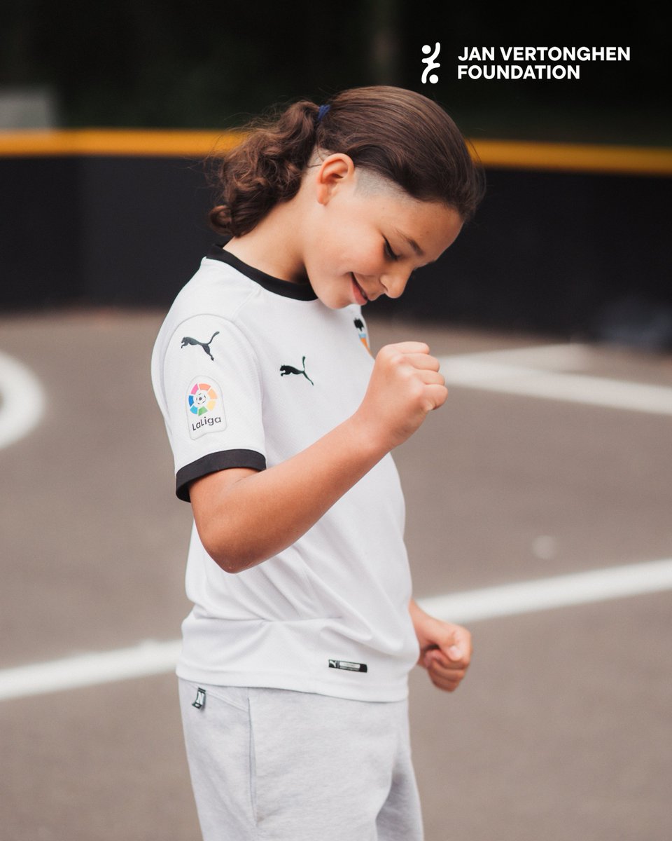 Genk, we’re open! ⚽️ Today we celebrated the opening of our newest playground in de Nieuwe Kempen in Genk, together with Jan Vertonghen and alderman Kathleen Parthoens. With a brand-new urban soccer pitch and SUTU-wall, it’s a fresh space to get kids moving. 🩵