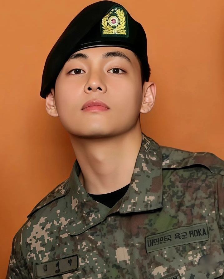 taehyuno's tweet photo. Idol year                            soldier year https://t.co/dwQ82Mjc1D