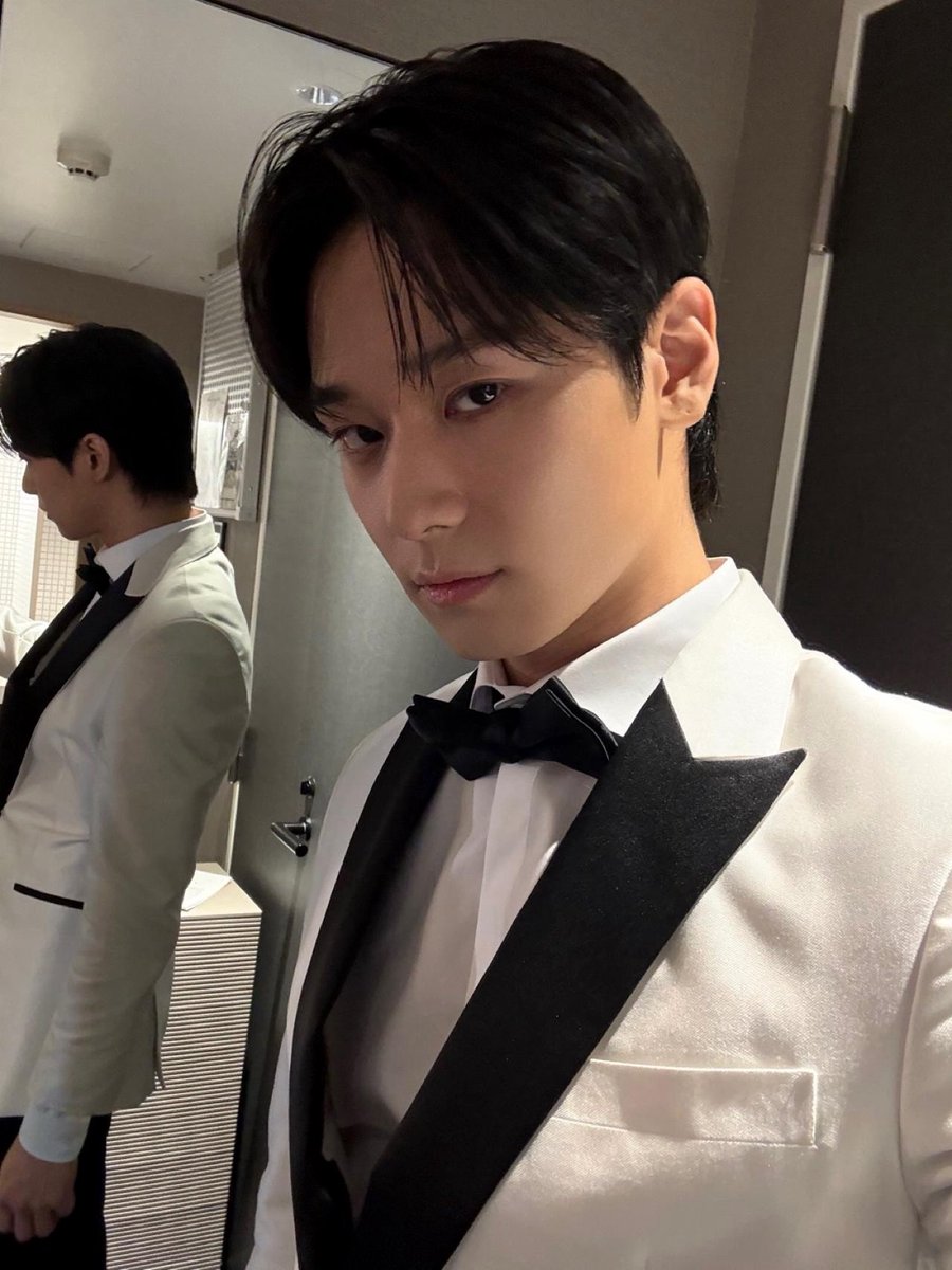 THEBOYZ_officl's tweet photo. [📸] 주연 ASEA 2025 DAY 1 MC 완료😽 백조처럼 아름다웠던 MC 쭈🪿 너무 의젓하고 멋있어요🖤 내일의 더보이즈도 기대해 주세요😉

#THEBOYZ #더보이즈
#JUYEON #주연 https://t.co/itgg7v1H7j