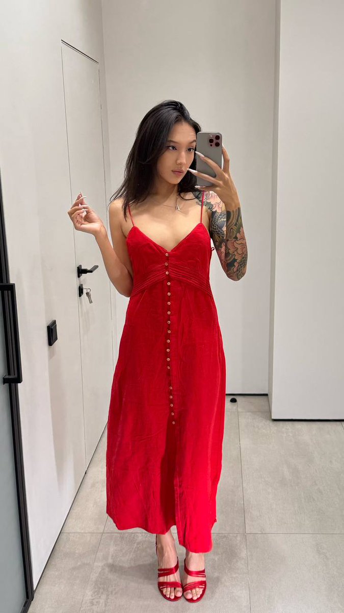 RayOfSilks's tweet photo. Red or black? I can't pack both… or can I? 👀
#Asian #OutfitCheck #RedOrBlack #SummerMood https://t.co/wyz8ob2q3R