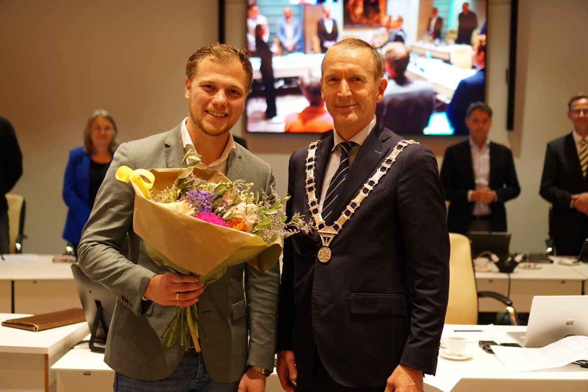 Op dinsdagavond 27 mei was de besluitvormende vergadering van de gemeenteraad. Ook stond de benoeming en beëdiging dhr. Polinder als burgerlid van ChristenUnie Hoeksche Waard op de agenda. Wil je de vergadering terugkijken? Klik hier 👉bit.ly/4kFq2W5