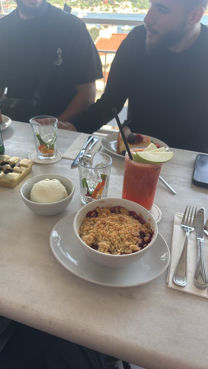 kotweet84's tweet photo. Ilk crumble yiyisim ve son olsun 25€ olurmu bu 😂 https://t.co/6STkHIvjX5
