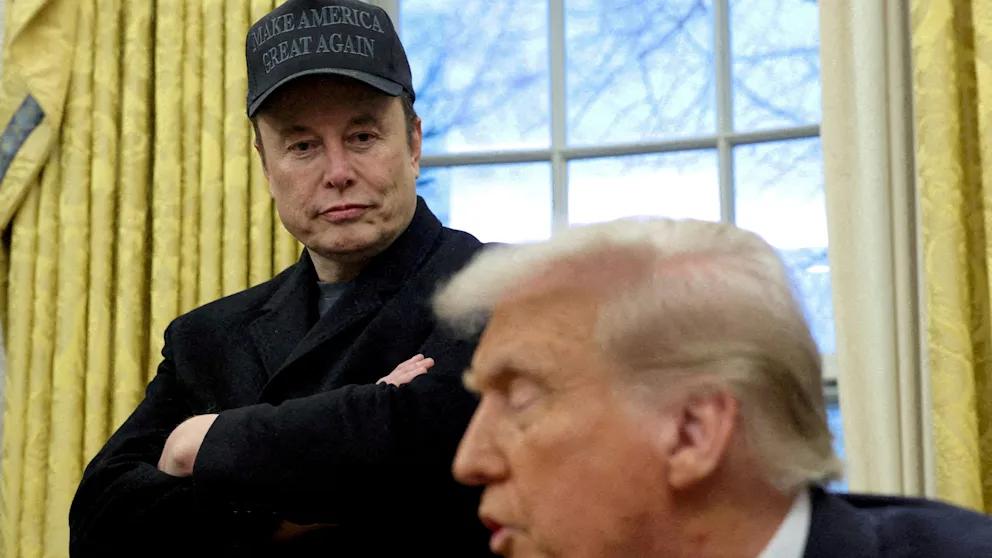 nexta_tv's tweet image. 🇺🇸 Clash in the White House: Musk slams Trump’s Big Beautiful Bill

Elon Musk has sharply criticized Donald Trump's new legislative initiative — the Big Beautiful Bill — calling it “ballooning the national debt.” Speaking on CBS, Musk said: “Frankly, I was disappointed. This bill…