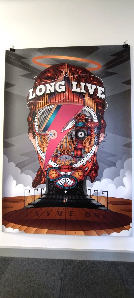 jul27600's tweet image. A second chance encounter with an incredible image of David Bowie! My hometown on this occasion, Swansea College of Art (UWTSD) to be precise. This year's graduates' amazing work also on display.
#davidbowie
#incrediblemusic
#1970smusic
#nicelyoutoftune