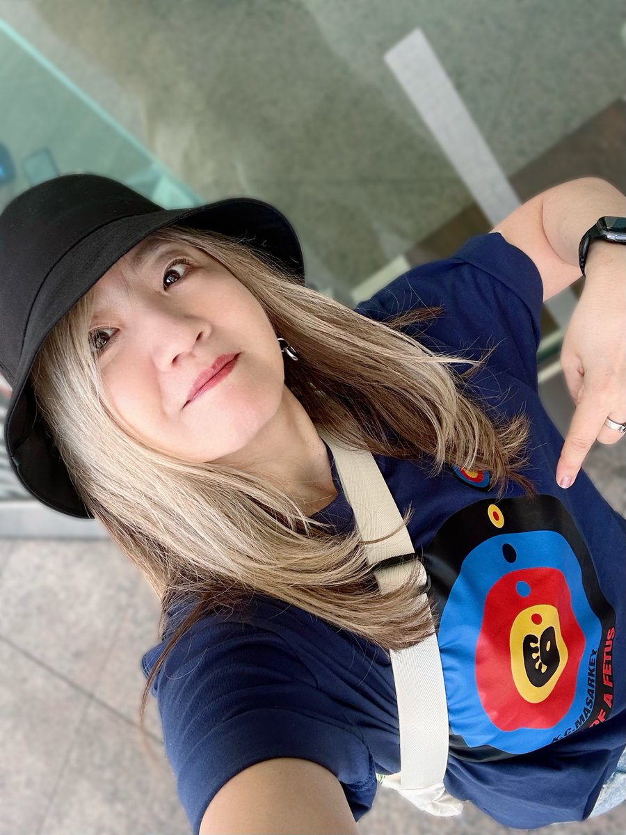 青鳥の如き囀るものさんが代表の #身に着ける暗号 ブランドPUZZLEより、待望の『ドグラ・マグラ』Tシャツが届きました！　早速本日のお出かけに着用。胎児柄といい着心地といい最高。デザイン違いも購入したので、そちらを着るのも楽しみ。余談ですが最近愛用のバケハは「完全遮光」なので快適（由）