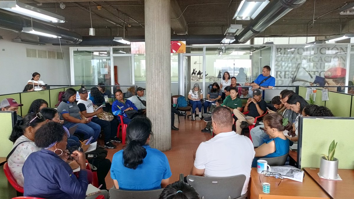 MonagasComunas's tweet photo. 📢|| Así se desarrolla este #28deMayo, reunión de gabinete del equipo de @ComunasVE_ y sus entes adscritos #Monagas. Para  organizar, planificar y ejecutar tareas relacionadas al poder popular organizado. 

#ComunaONada https://t.co/YRCBpkssAW