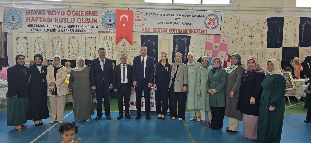 tcgevas's tweet photo. İlçe Kaymakamımız Sayın Bayram Yıldız, Gevaş Halk Eğitimi Merkezi Müdürlüğümüz ve Gevaş Aile Destek Merkezlerinin katkılarıyla hazırlanan 2024/2025 Eğitim Öğretim Yılı “Hayat Boyu Öğrenme Haftası” etkinlikleri kapsamında düzenlenen sergiye katılım sağladı. https://t.co/0r6pMJyhUB