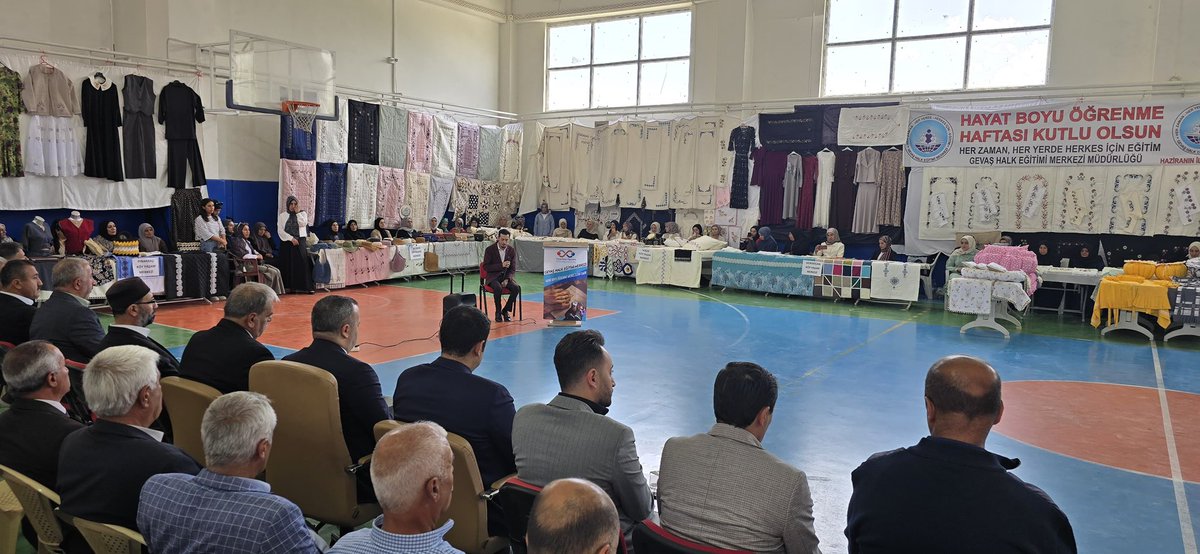 tcgevas's tweet photo. İlçe Kaymakamımız Sayın Bayram Yıldız, Gevaş Halk Eğitimi Merkezi Müdürlüğümüz ve Gevaş Aile Destek Merkezlerinin katkılarıyla hazırlanan 2024/2025 Eğitim Öğretim Yılı “Hayat Boyu Öğrenme Haftası” etkinlikleri kapsamında düzenlenen sergiye katılım sağladı. https://t.co/0r6pMJyhUB