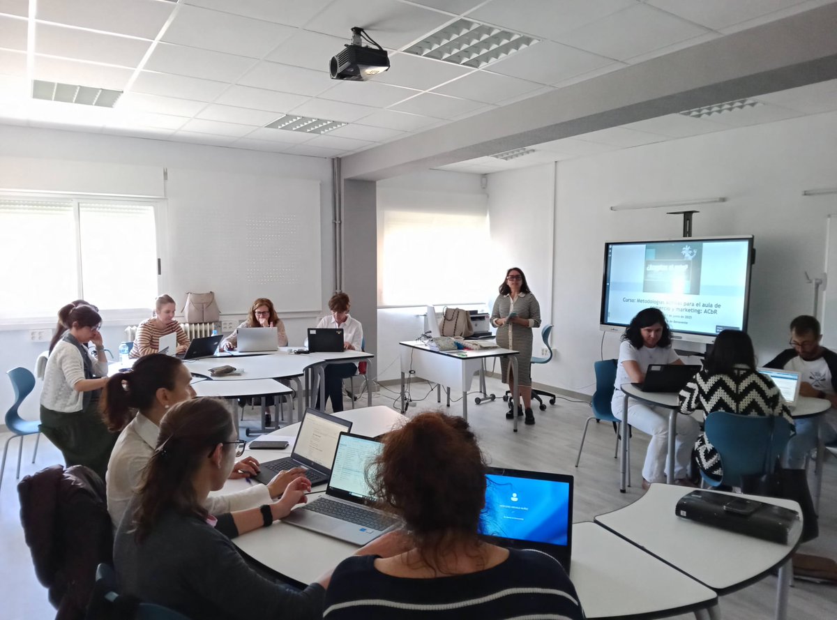 cfiebenavente's tweet photo. Hoy cerramos el curso de #ACbR a cargo de Matilde del Pozo en @iesleonfelipe con una sesión práctica: ¡diseño de retos! 🤝 Por equipos, el profesorado creará propuestas reales para el aula, aplicando todo lo aprendido
#formaciónCyL @educacyl https://t.co/SIG16YGL5f