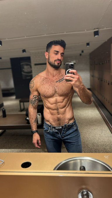 Watch AdamAlberto's leaked NSFW photo on TwXstars