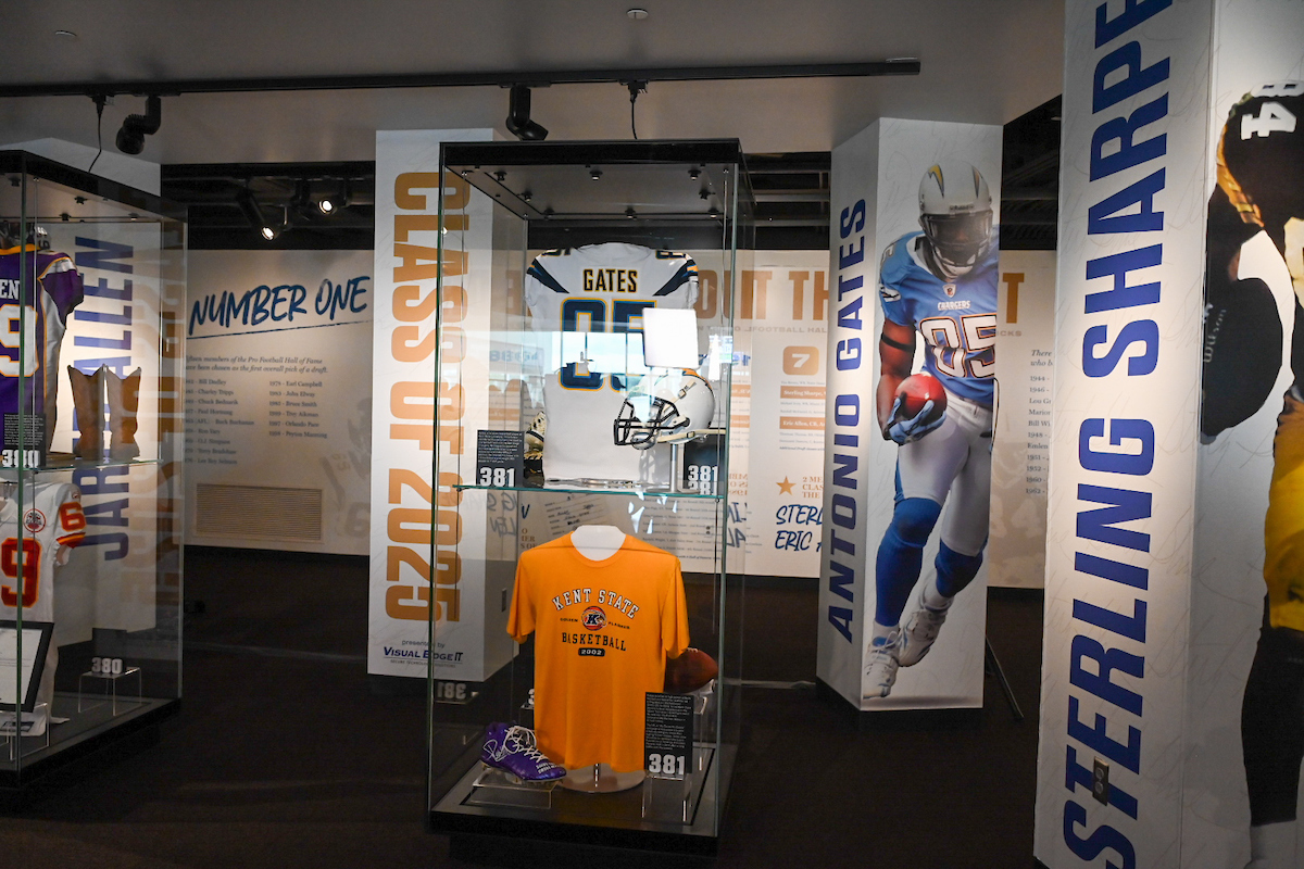 Kent State (@kentstate) on Twitter photo A size 15E cleat with special meaning and an elite golden NCAA tee from Antonio Gates’ <a href="/KentStMBB/">Kent State Men's Basketball</a> days are now on display at the <a href="/ProFootballHOF/">Pro Football Hall of Fame</a> —part of the Class of 2025 exhibit honoring his journey from hoops star to <a href="/NFL/">NFL</a> legend. ⚡ #FlashesForever bit.ly/4dysXgQ A size 15E cleat with special meaning and an elite golden NCAA tee from Antonio Gates’ <a href="/KentStMBB/">Kent State Men's Basketball</a> days are now on display at the <a href="/ProFootballHOF/">Pro Football Hall of Fame</a> —part of the Class of 2025 exhibit honoring his journey from hoops star to <a href="/NFL/">NFL</a> legend. ⚡ #FlashesForever bit.ly/4dysXgQ