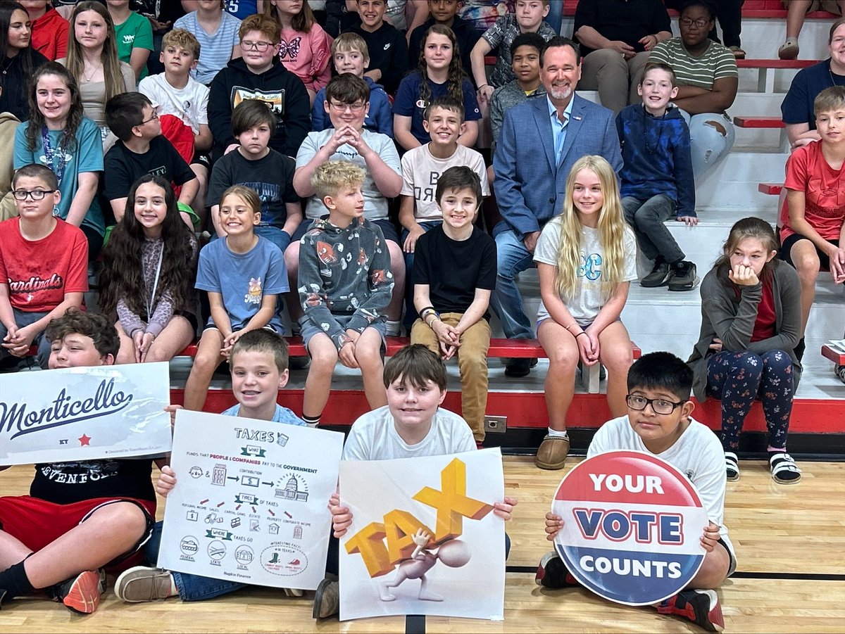 Monticello Elementary fifth graders recently had the opportunity to hear from a special guest speaker.  Scott Gehring, our County Judge Executive, came to school to share insightful information about the roles and responsibilities of the...
www3.wayne.kyschools.us/view-all-news/…