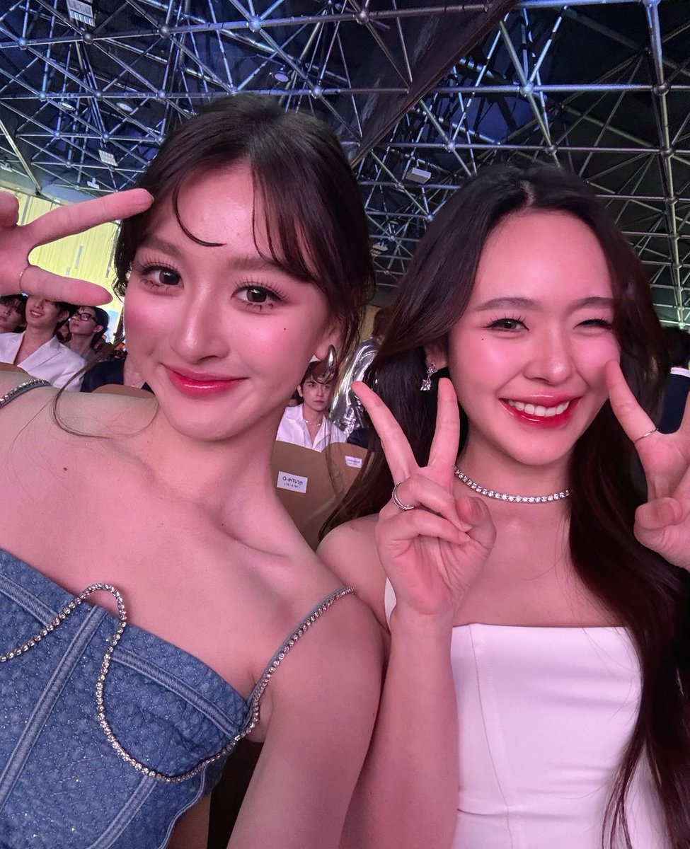 ViewJunebr's tweet photo. Hoje é dia de KAZZ AWARDS e é impossível não lembrar de ViewJune ano passado! Elas entregaram química, roupinhas combinando e muita beleza 

SAUDADES 💙🤍 https://t.co/JlCCpgpBnw