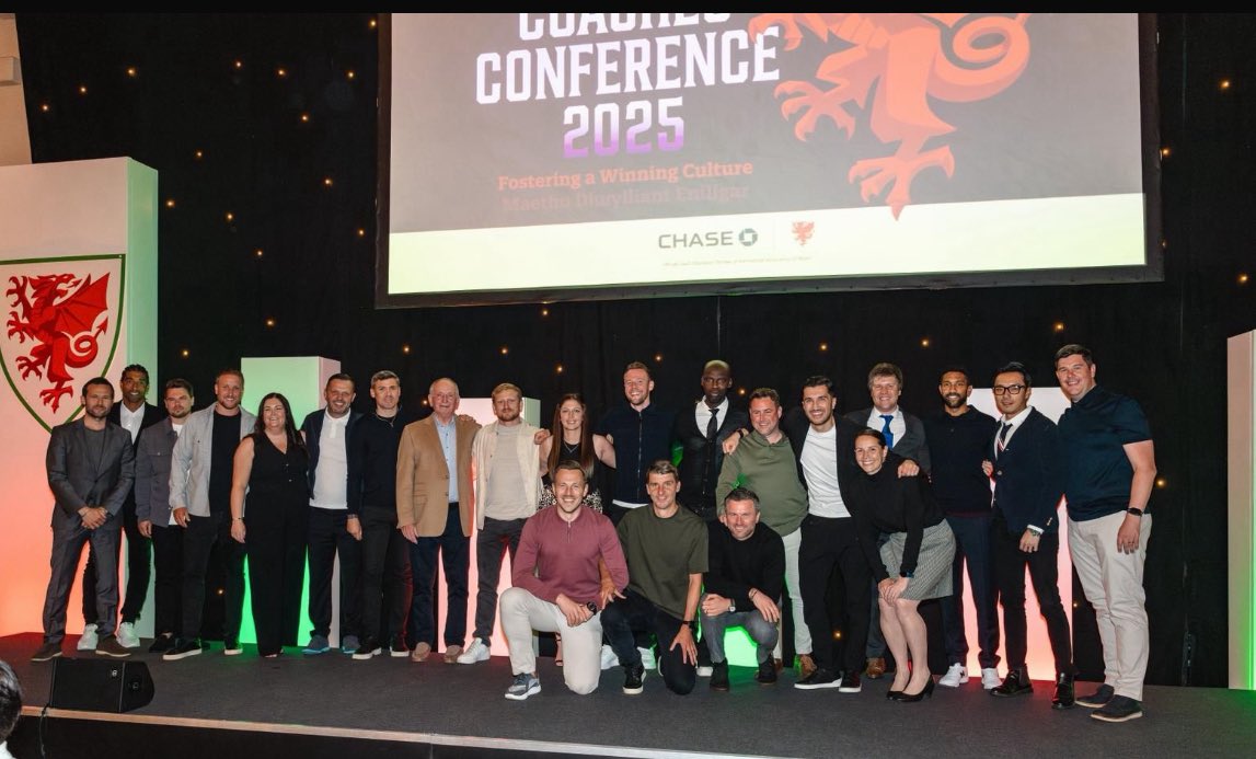 AdrianHarvie's tweet image. Final contact on @FAWCoachEd UEFA Pro Licence. To say it’s been a privilege to be on the course with this group of people is an understatement. Top practitioners but even better human beings. An emotional journey but one where I’ve become a better leader & hopefully better person