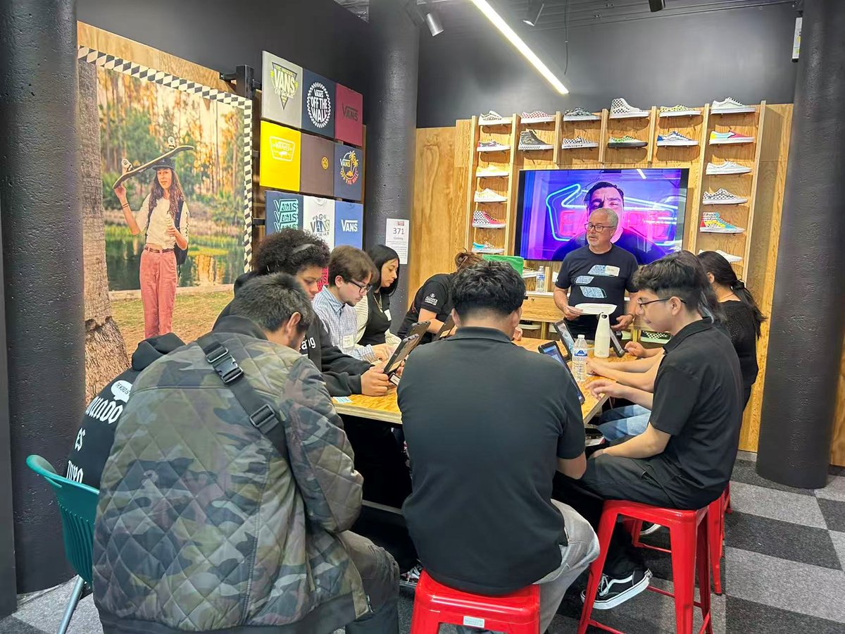 EverBank's tweet image. Los Angeles area #EverBankBuilds and @MySterlingBank teammates served at Junior Achievement of Southern California’s Finance Park.
The day included a hands-on, real-world simulation that equips students with essential life and money management skills. 💰
*Member FDIC