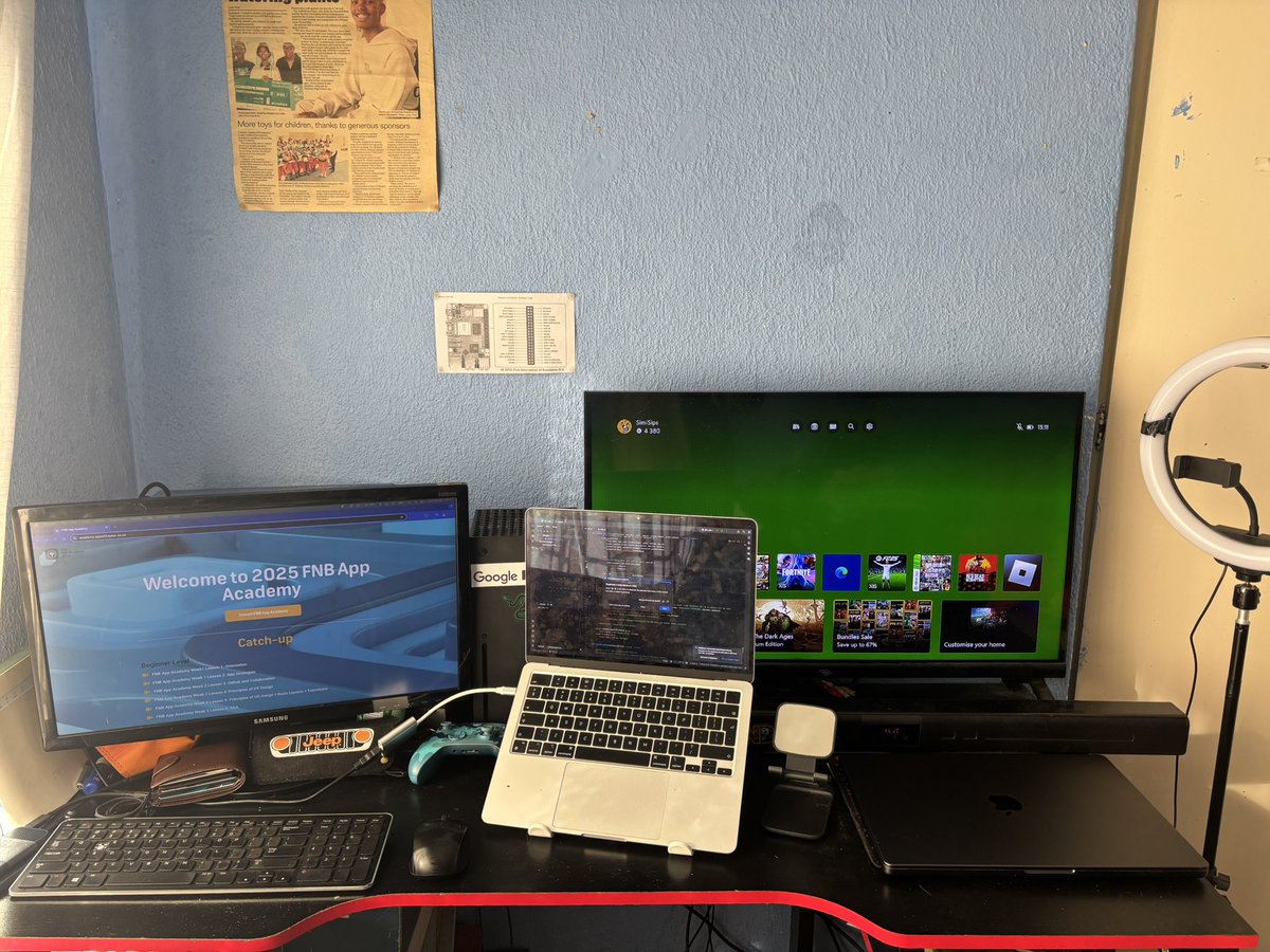 simphiweradebe_'s tweet photo. The setup behind all the YouTube and TikTok lives💻👨‍💻
@appoftheyearza 

#LoveFNB #FnbAppAcademySetup #FNB #FNBAppAcademy https://t.co/fCPw8udM1f