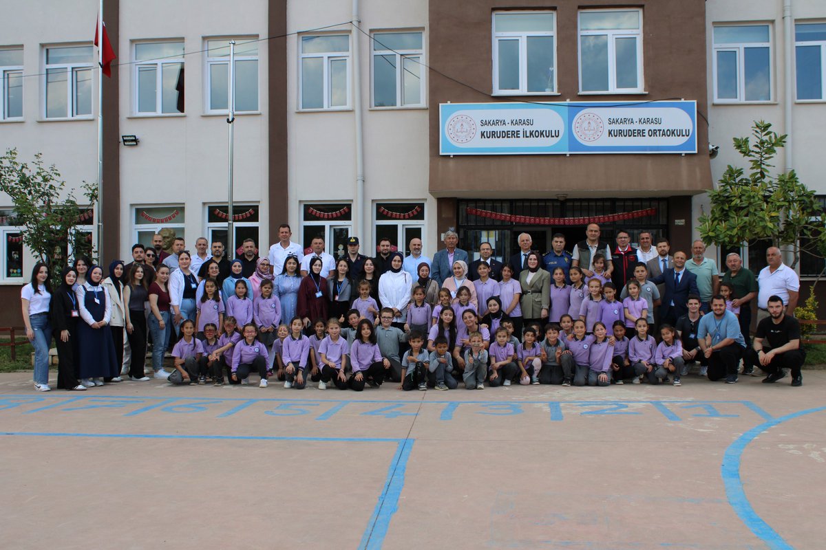 KarasuKaymakam's tweet photo. Sayın Kaymakamımız Mehmet Uğur ARSLAN'ın katılımı ile, Sakarya Üniversitesi Sosyal Hizmet Topluluğunun gerçekleştirmiş olduğu Kurudere İlkokulu ve Kurudere Ortaokulu kütüphane desteği etkinliğinde üniversite öğrencileri,  çocuklarla oyunlar oynadı ve onlara kitap hediye ettiler. https://t.co/eNvVbTwNOq