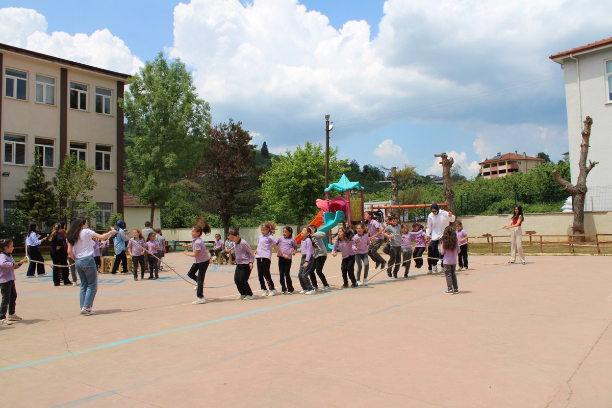 KarasuKaymakam's tweet photo. Sayın Kaymakamımız Mehmet Uğur ARSLAN'ın katılımı ile, Sakarya Üniversitesi Sosyal Hizmet Topluluğunun gerçekleştirmiş olduğu Kurudere İlkokulu ve Kurudere Ortaokulu kütüphane desteği etkinliğinde üniversite öğrencileri,  çocuklarla oyunlar oynadı ve onlara kitap hediye ettiler. https://t.co/eNvVbTwNOq
