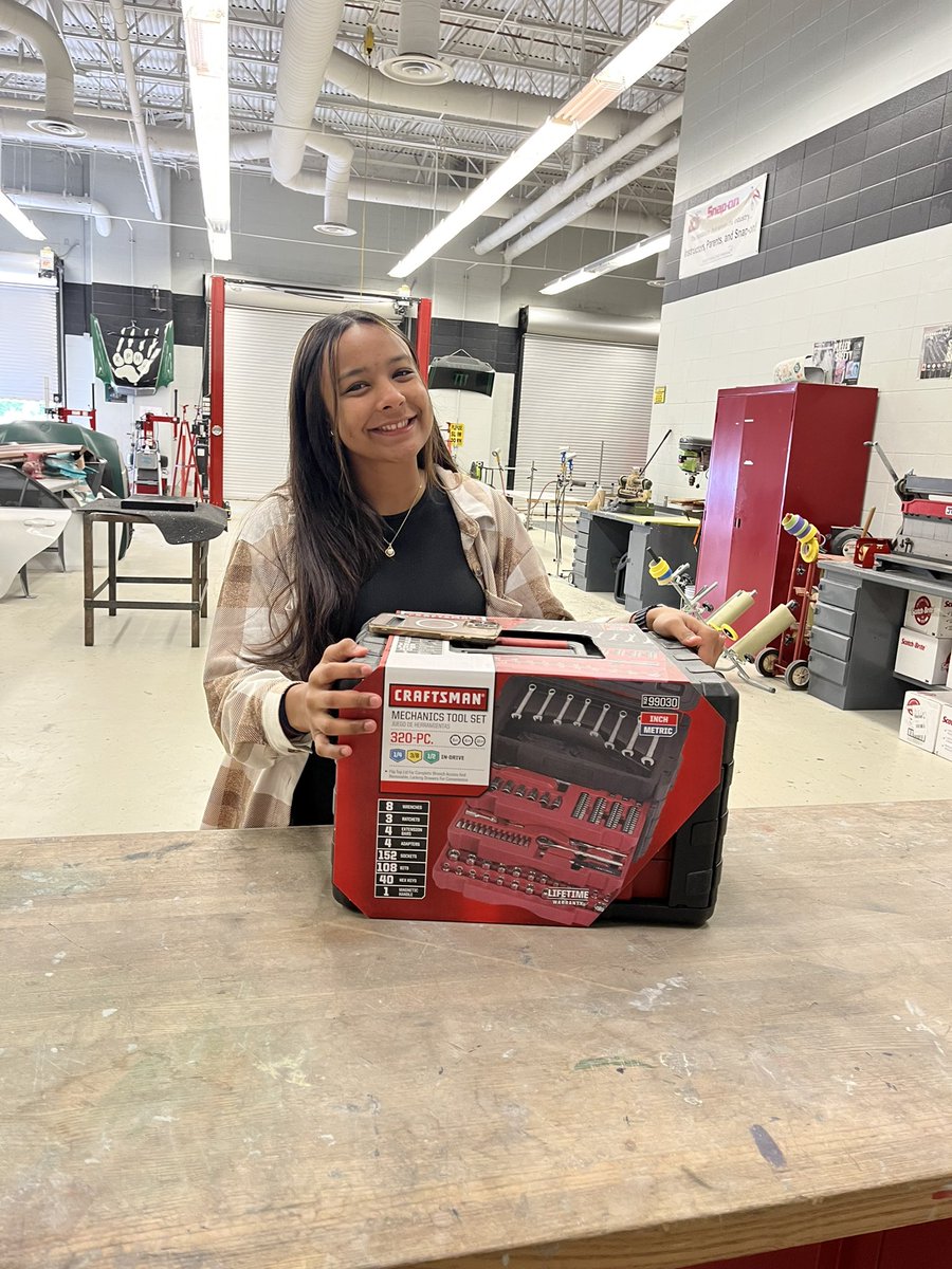 KphsAuto's tweet image. Congrats to Cassidy Torres for earning the amazing new KPHS tech award from CREF. 
Amazing young techs coming out of this program. 
@HumbleISD_CTE 
@HumbleISD_KPHS 
@HumbleISD 
@I_CAR_Education