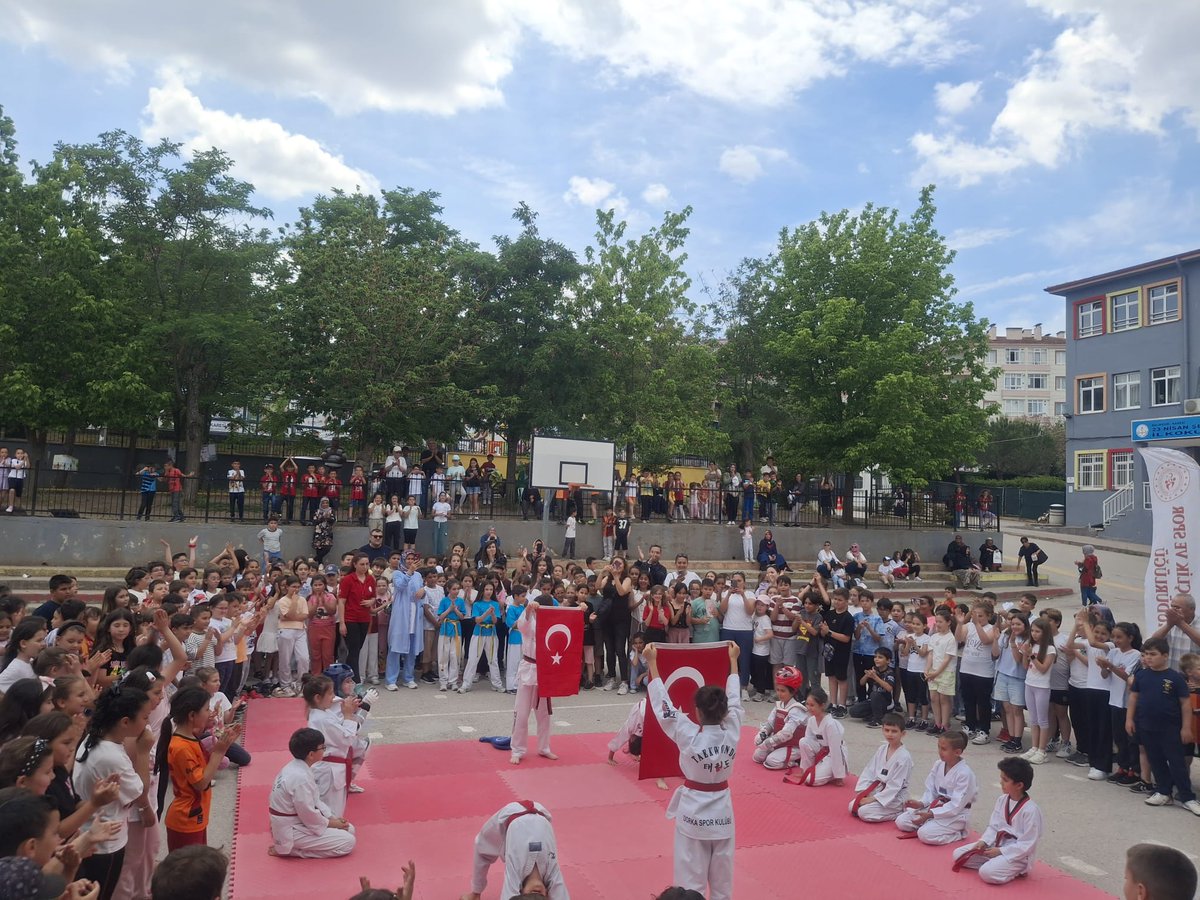 cnrcrlk45's tweet photo. 📌23 Nisan Deniz Göckün ilkokulu 
 4. Sınıflar Projesi kapsamında yıl boyunca çalışma yaptığımız okulumuzda Bahar Şenliği programı gerçekleştirdik. https://t.co/h6lxNmR5qz