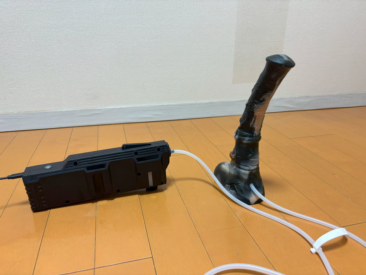 FlxCloss's tweet photo. [音量注意]
ランチャーが届いたので実機レビュー。
1. 市販の導管付きディルドでも動作可能。
2. スマートフォン操作可能なHismith製ピストンマシンと接続する事でア���リ上から遠隔操作可能。
3. アプリ上でスケジュール登録する事で連続稼働可能。
4. 最大容量は70ml
5. 音がめちゃくちゃうるさい！ https://t.co/Gw2NScy5Y4