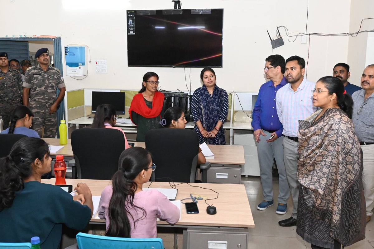 DCChatra's tweet image. उपायुक्त ने चतरा अनुमंडल पुस्तकालय का किया  औचक निरीक्षण।

छात्र छात्राओं से संवाद कर उत्साहवर्धन किया, पुस्तकालय में उपलब्ध सुविधाओं का लिया जायज।

डेडीकेटेड क्लास रुम के लिए प्रस्ताव उपलब्ध कराने और आवश्यकतानुसार पुस्तकों की उपलब्धता सुनिश्चित करने का निर्देश।

@JharkhandCMO