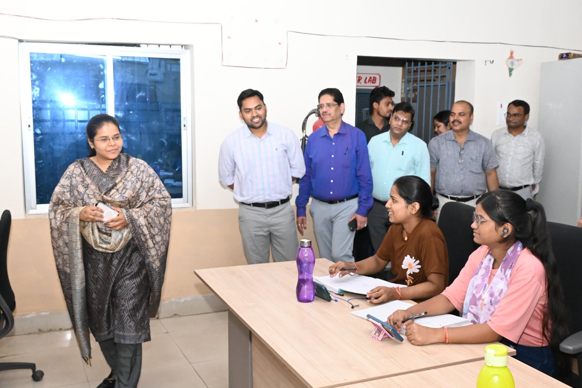 DCChatra's tweet image. उपायुक्त ने चतरा अनुमंडल पुस्तकालय का किया  औचक निरीक्षण।

छात्र छात्राओं से संवाद कर उत्साहवर्धन किया, पुस्तकालय में उपलब्ध सुविधाओं का लिया जायज।

डेडीकेटेड क्लास रुम के लिए प्रस्ताव उपलब्ध कराने और आवश्यकतानुसार पुस्तकों की उपलब्धता सुनिश्चित करने का निर्देश।

@JharkhandCMO