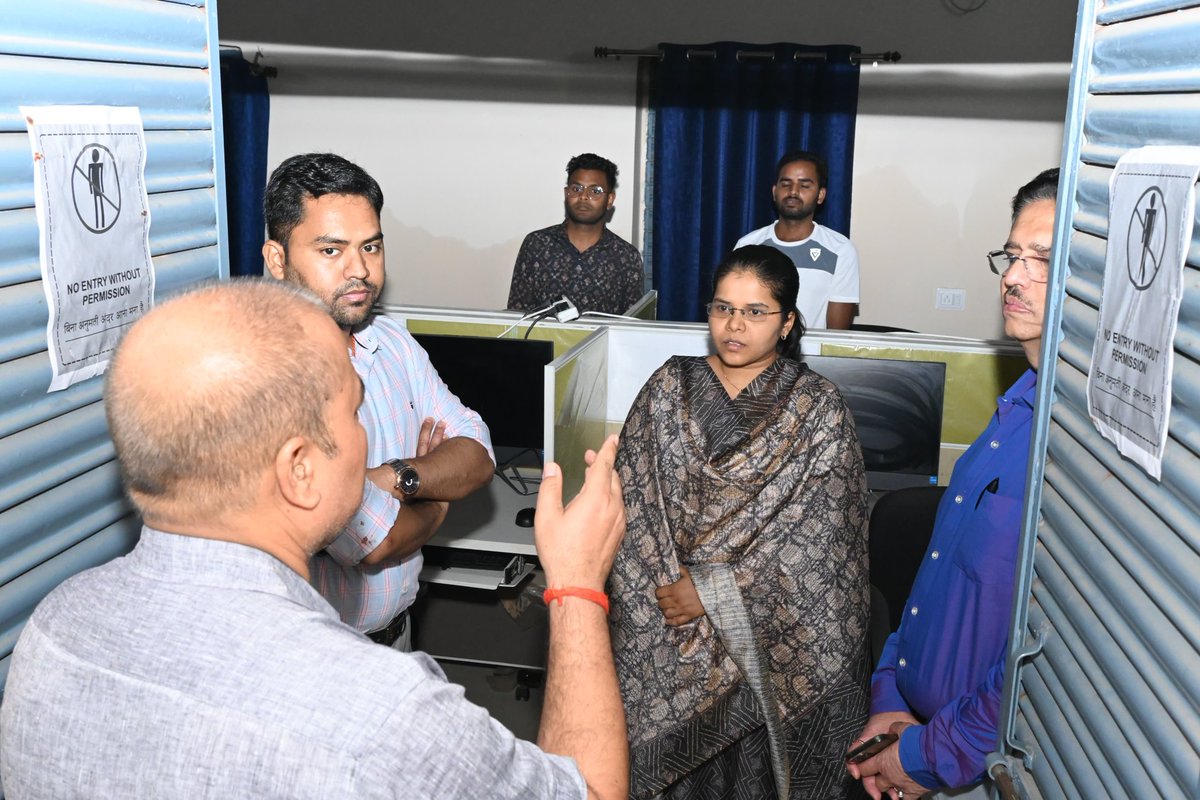 DCChatra's tweet image. उपायुक्त ने चतरा अनुमंडल पुस्तकालय का किया  औचक निरीक्षण।

छात्र छात्राओं से संवाद कर उत्साहवर्धन किया, पुस्तकालय में उपलब्ध सुविधाओं का लिया जायज।

डेडीकेटेड क्लास रुम के लिए प्रस्ताव उपलब्ध कराने और आवश्यकतानुसार पुस्तकों की उपलब्धता सुनिश्चित करने का निर्देश।

@JharkhandCMO