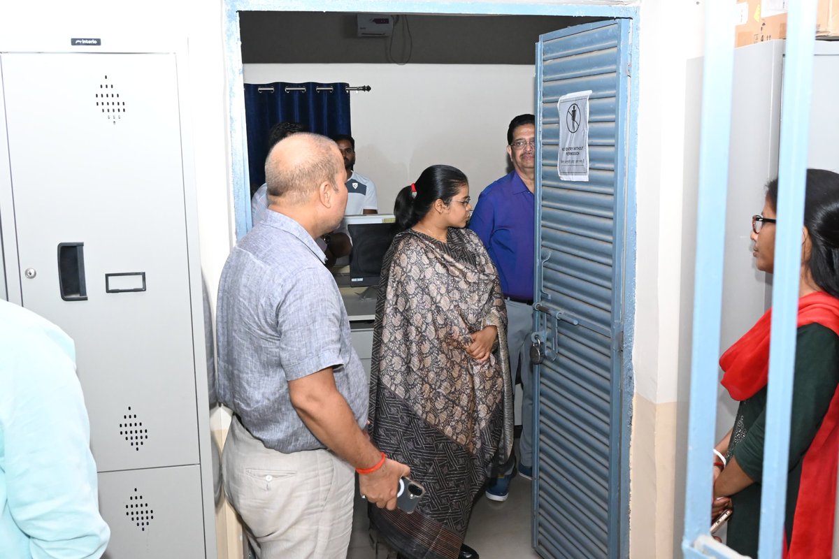 DCChatra's tweet image. उपायुक्त ने चतरा अनुमंडल पुस्तकालय का किया  औचक निरीक्षण।

छात्र छात्राओं से संवाद कर उत्साहवर्धन किया, पुस्तकालय में उपलब्ध सुविधाओं का लिया जायज।

डेडीकेटेड क्लास रुम के लिए प्रस्ताव उपलब्ध कराने और आवश्यकतानुसार पुस्तकों की उपलब्धता सुनिश्चित करने का निर्देश।

@JharkhandCMO