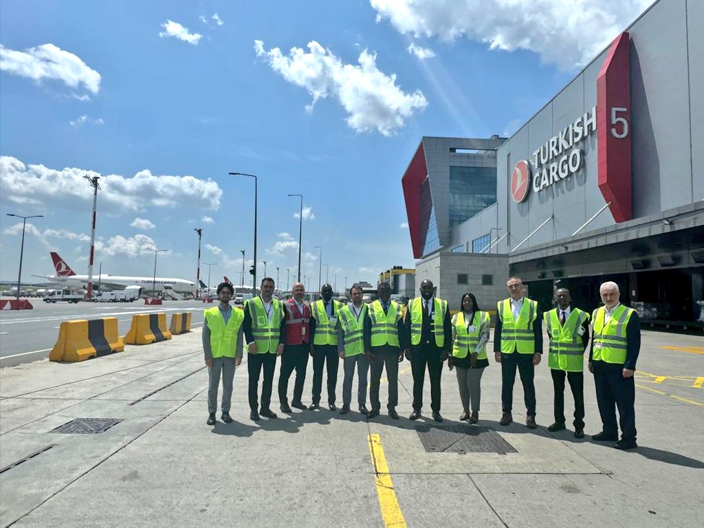 🇿🇼🇹🇷
Today the Embassy took part in engagements between the National Handling Services of Zimbabwe and Turkish Airlines Cargo. <a href="/NHSServicesZim/">National Handling Services</a> <a href="/TurkishAirlines/">Turkish Airlines</a> <a href="/MoFA_ZW/">Ministry of Foreign Affairs and Int Trade</a> <a href="/MinistryofTID/">Ministry of Transport - Zimbabwe</a> @TurkEmbHarare