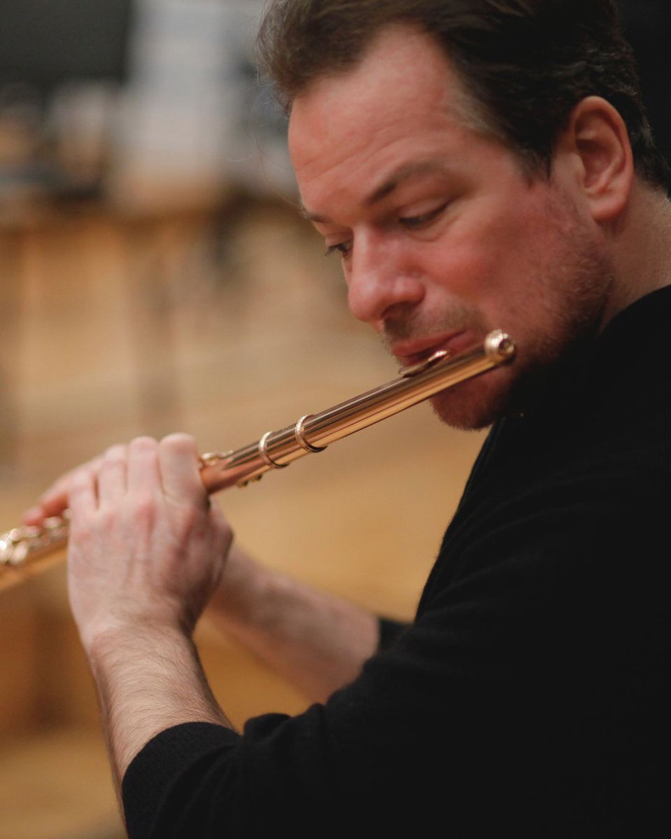 Sjajna prilika za flautiste svih uzrasta! Svetska zvezda <a href="/EPahud/">Emmanuel Pahud</a> održaće masterklas uoči koncerta kojim 6. juna svečano zatvaramo ovu sezonu.
📅 5.6. | 10-13č
📍 Sala BGF

✉ Prijave su otvorene samo za pasivno učešće – za inf. o kotizaciji, pošaljite upit na snezapkika@gmail.com